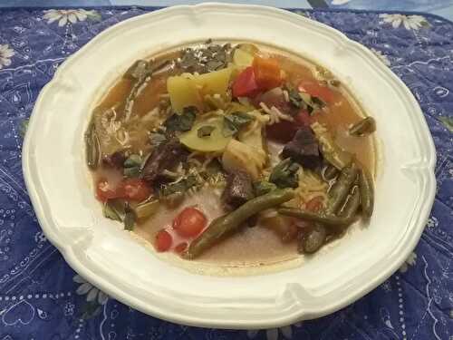 Soupe italienne de bœuf aux légumes et aux vermicelles