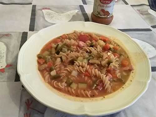 Soupe minestrone aux petits légumes et aux pâtes alla mílanese