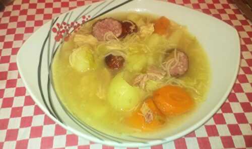 Soupe paysanne aux saucisses et légumes au blanc de poulet