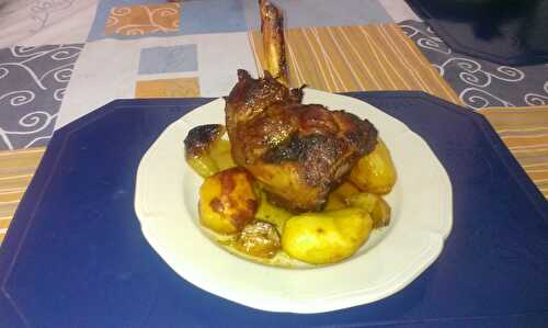 Souris d'agneau et pommes de terre au four