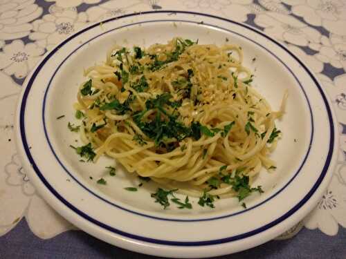 Spaghetti à l'ail persillé et râpure de citron