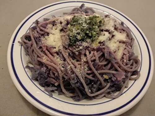 Spaghetti au chou rouge et à l’ail frais au basilic