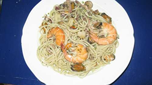 Spaghetti aux fruits de mer à l’ail et huile d’olive