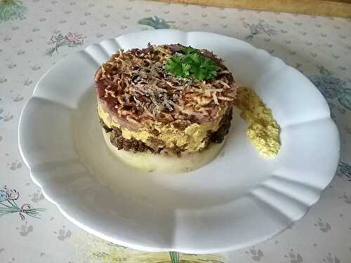 Steack haché de boeuf et sauce au curry aux vitelottes et manioc gratinés