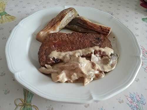 Steak de boeuf au piment d'Espelette et sauce aux champignons moutardée