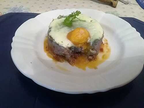 Steak haché de boeuf à la tomate aux vitelottes et œuf sur le plat