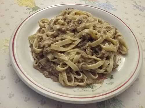 Tagliatelle à la sauce aux champignons et au vin blanc