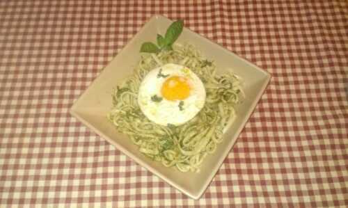 Tagliatelle chinois à la sauce verte et œuf sur le plat