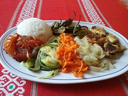 Tagliatelle de légumes et lamelles de poulet épicées