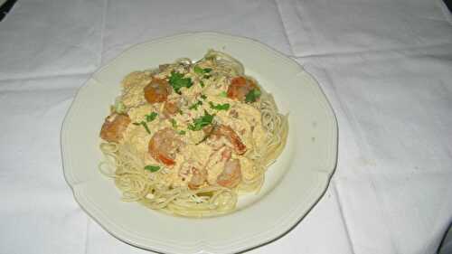 Tagliatelle sautées à la sauce de corail de coquilles St Jacques et gambas