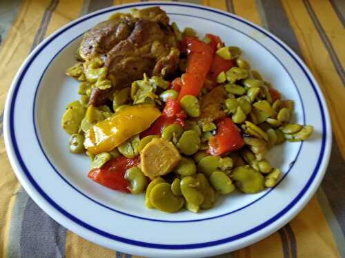 Tajine d’épaule d’agneau aux fèves et aux poivrons