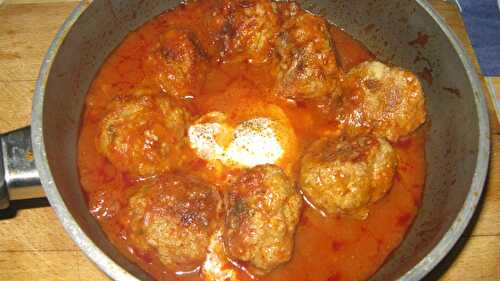 Tajine de keftas à la tomate et aux oeufs