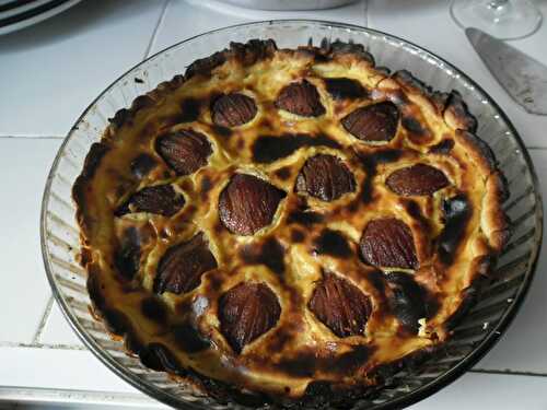 Tarte aux poires pochées au vin rouge épicé