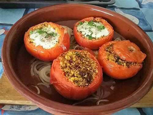 Tomates farcies de viande et semoule aux œufs à la coque