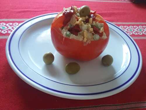 Tomates farcies en panier à la salade russe et olives vertes