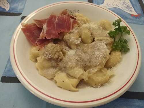 Tortellini au jambon fumé et sauce aux cèpes