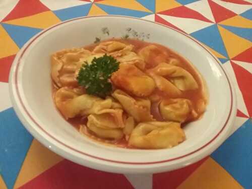 Tortellini au jambon serrano et pistaches à la sauce tomate