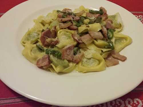 Tortellini au pesto de basilic et poivrons verts au parmesan