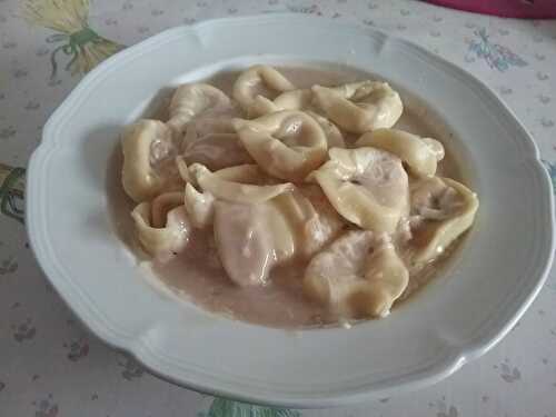 Tortellini farcis à la tomate et mozzarella à la sauce aux poivres