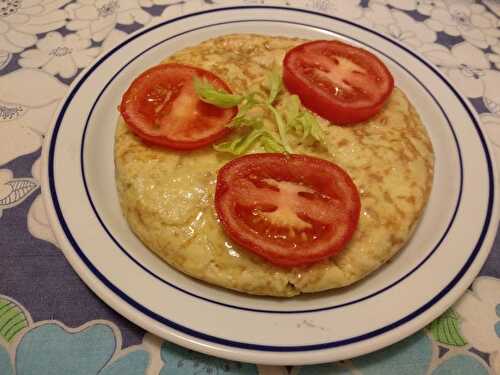 Tortilla de pommes de terre farcie aux oignons et aux tomates