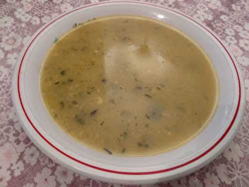 Velouté de champignons et de courgettes aux oignons frits