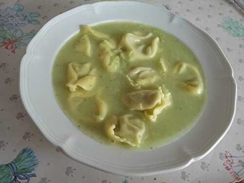 Velouté de cresson et tortellini au pesto et aux pignons