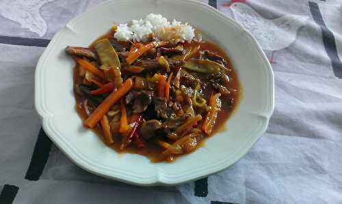 Wok de boeuf aux légumes et sauce sucrée-piquante