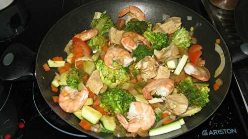Wok de poulet aux gambas et légumes