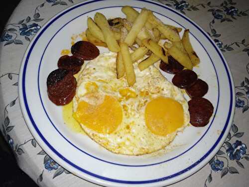 Oeufs frits aux chorizos et aux pommes de terre frites