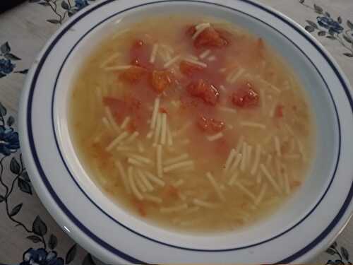 Soupe de poulet aux tomates et vermicelles