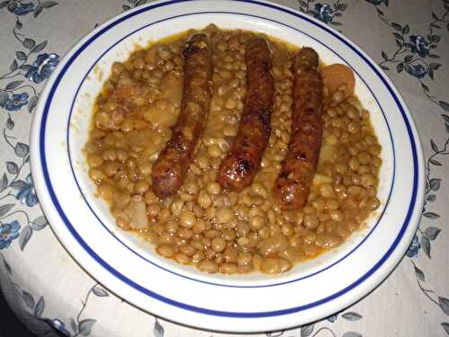 Marmite de lentilles aux chipolatas aux lardons et piment d’Espelette