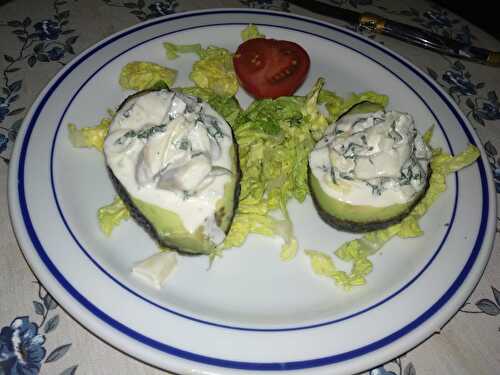 Avocat farci à la salade de harengs aux pommes et aux cornichons