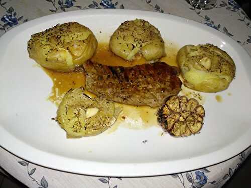 Médaillons de filet de boeuf au poivre et pommes de terre tapées