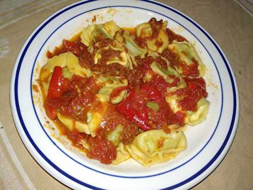 Tortellini à la ricotta et aux épinards avec une sauce au pesto rouge et poivrons au fromage de chèvre