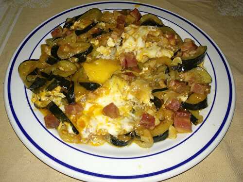 Fricassée de courgettes aux œufs et aux lardons