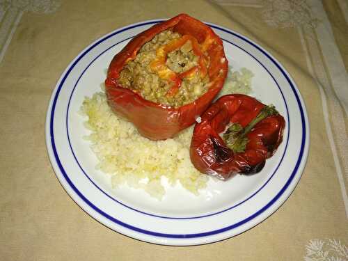 Poivrons rouges farcis à la viande de bœuf à la thaïe