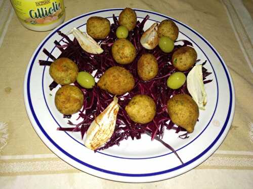 Croquettes de morue et salade de chou rouge