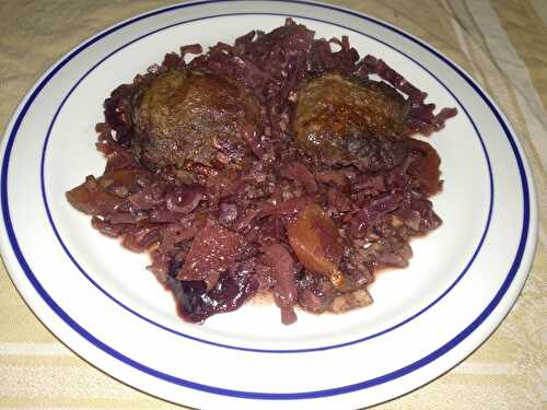 Joues de porc au chou rouge et aux pommes mijotés