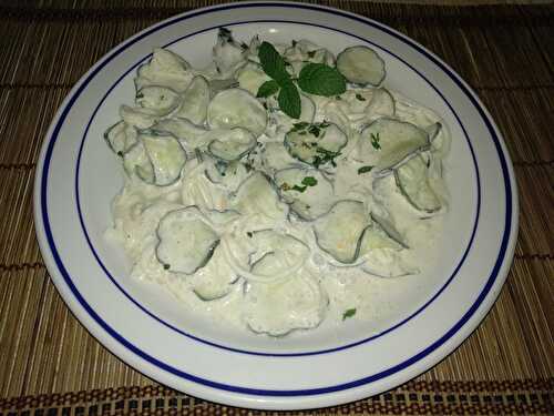 Salade de concombre et yaourt grec à la menthe poivrée et au miel