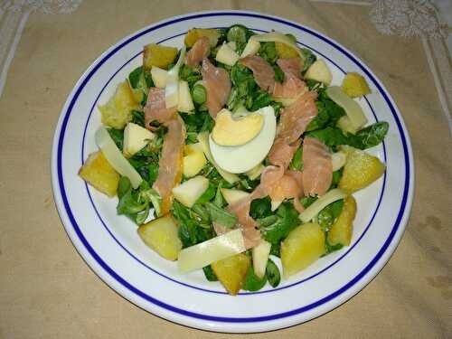 Salade de mâche au saumon fumé et pommes au fromage - Les marmites de Marphyl