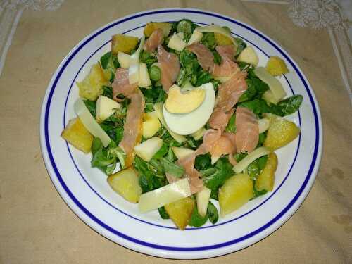 Salade de mâche au saumon fumé et pommes au fromage