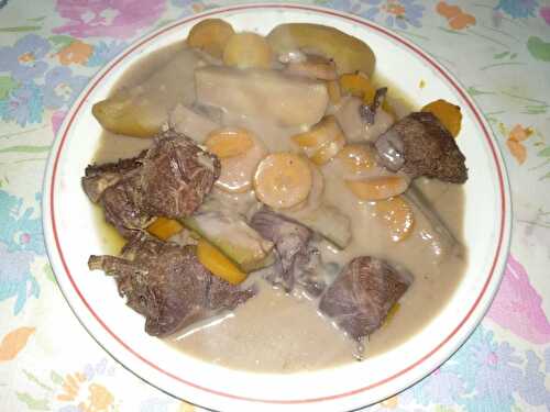 Sauté de veau au vin rouge comme une blanquette