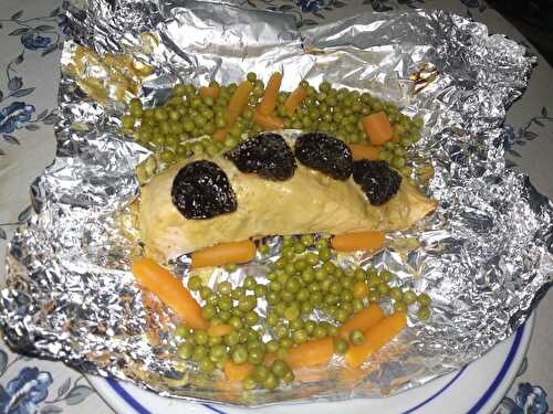 Papillotes de saumon à la moutardé et aux pruneaux et petits pois aux carottes