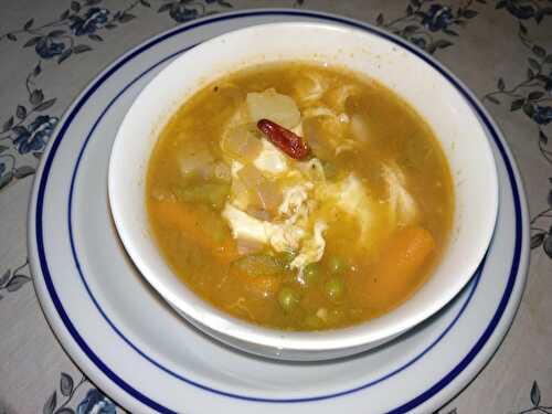 Soupe piquante aux légumes et aux oeufs pochés