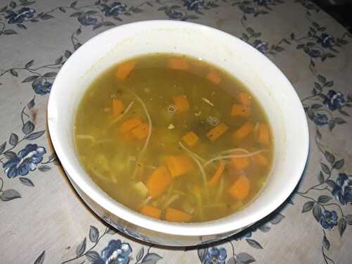 Soupe vietnamienne de vermicelles de riz au poulet