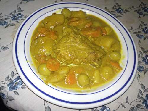 Tajine de poulet au curry et aux olives