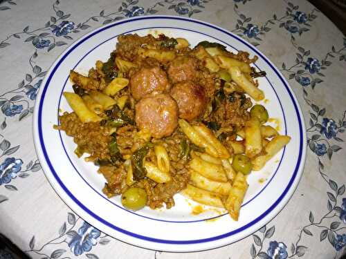 Boulettes de bœuf à la tomate et macaroni au chou vert et olives