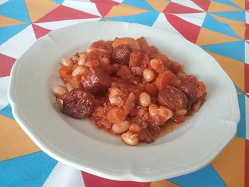 Chorizos et haricots blancs à la tomate épicée