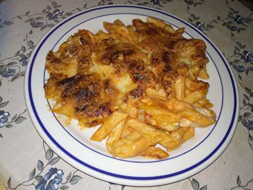 Gratin de macaroni à la sauce tomate épicée et à la crème