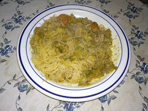 Wok de viande de boeuf hachée aux vermicelles de riz et aux légumes croquants